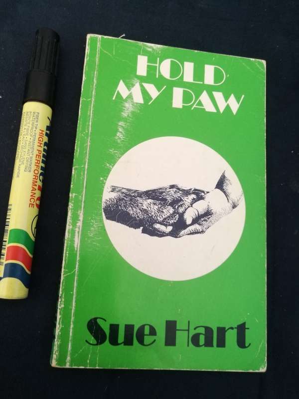 HOLD MY PAW SUE HART Illustrated by Lynne Siebert SIGNED by Both ( stories of a vet wildlife 1987 )
