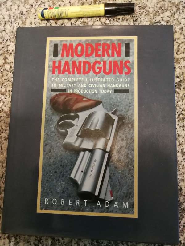 MODERN HANDGUNS ROBERT ADAM The Complete Illustrated Guide to Military and Civilian  ( guns weapons