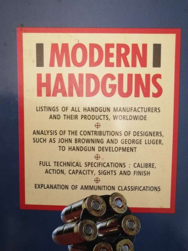 MODERN HANDGUNS ROBERT ADAM The Complete Illustrated Guide to Military and Civilian  ( guns weapons