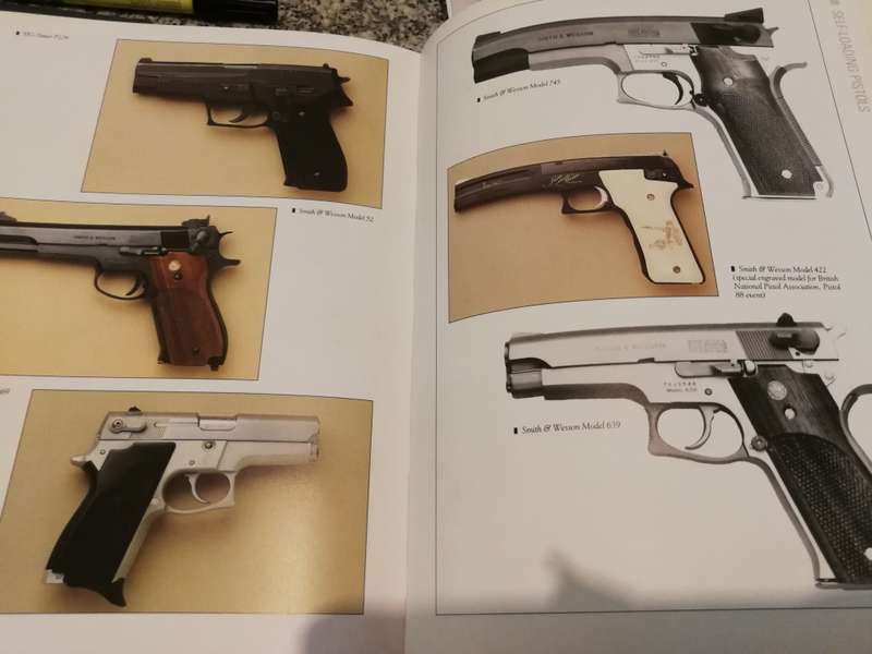 MODERN HANDGUNS ROBERT ADAM The Complete Illustrated Guide to Military and Civilian  ( guns weapons