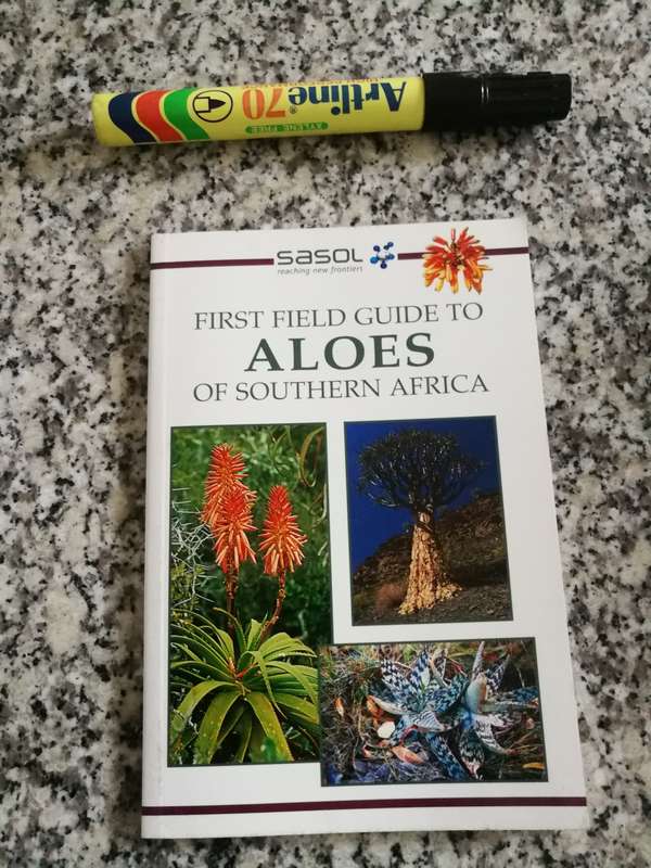 FIRST FIELD GUIDE TO ALOES OF SOUTHERN AFRICA ( SASOL  booklet ) ( Aloe botany plants trees  )