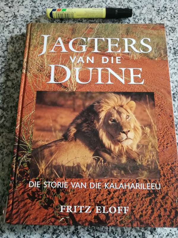 JAGTERS VAN DIE DUINE Die Storie van die KALAHARIELEEU FRITZ ELOFF 2002 Kalahari dorsland