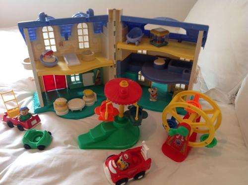1997 Fisher price little people. home sweet home doll house and accessories lot