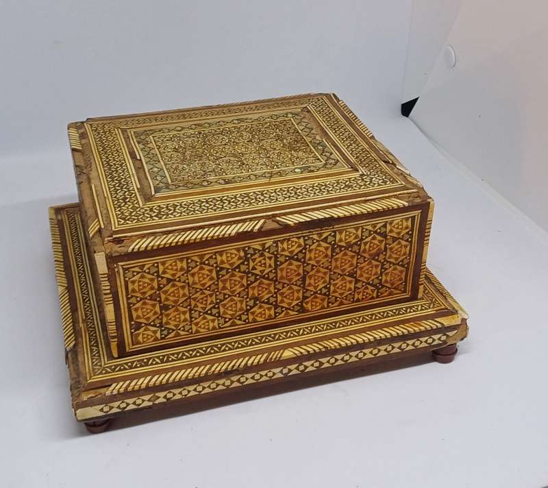VINTAGE CIGARETTE HOLDER MUSICAL BOX
