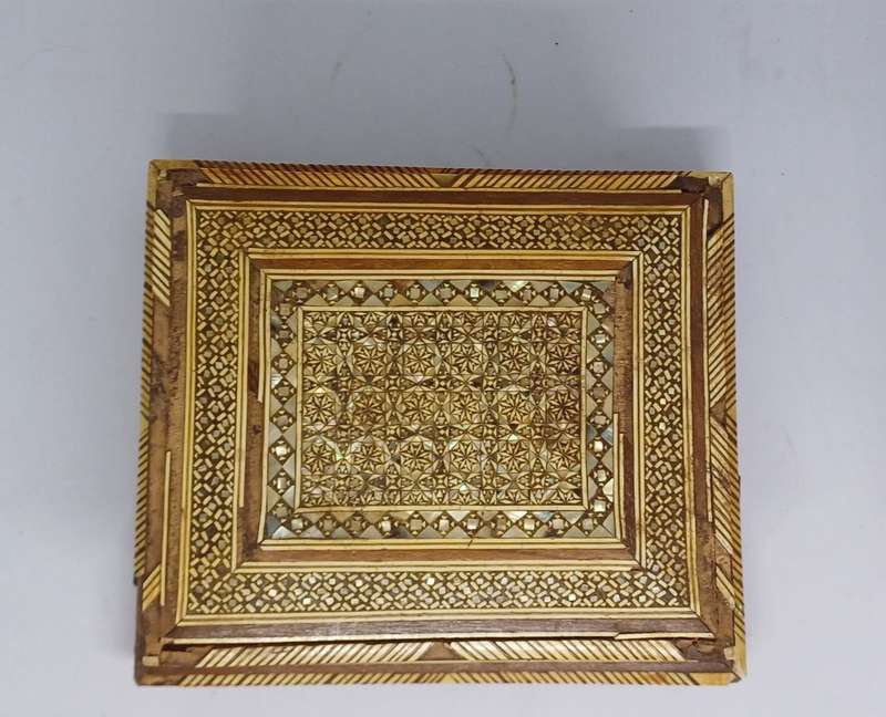VINTAGE CIGARETTE HOLDER MUSICAL BOX