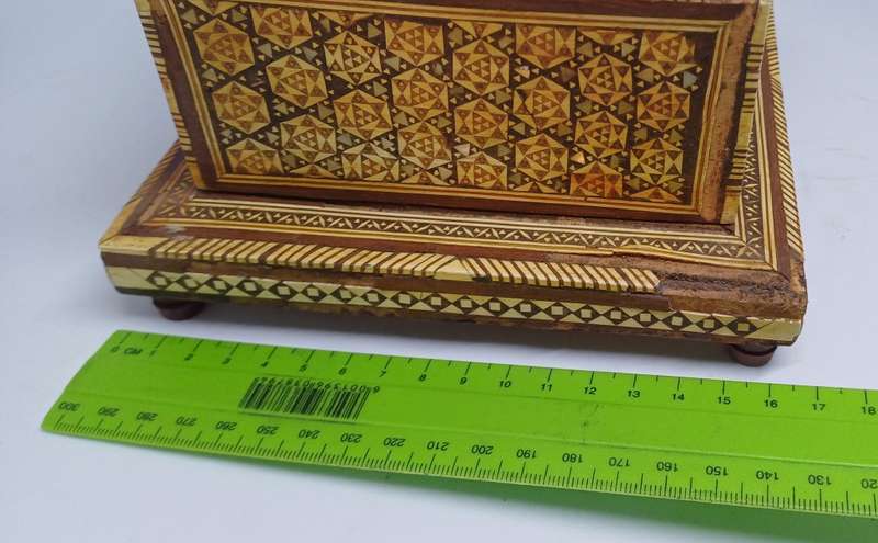 VINTAGE CIGARETTE HOLDER MUSICAL BOX