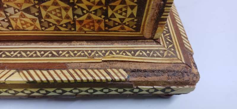VINTAGE CIGARETTE HOLDER MUSICAL BOX