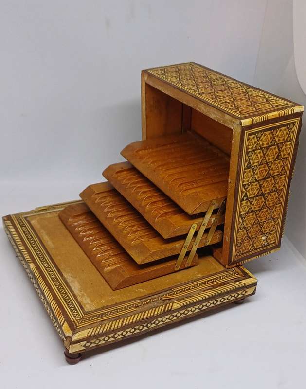 VINTAGE CIGARETTE HOLDER MUSICAL BOX