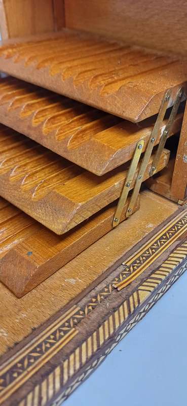 VINTAGE CIGARETTE HOLDER MUSICAL BOX