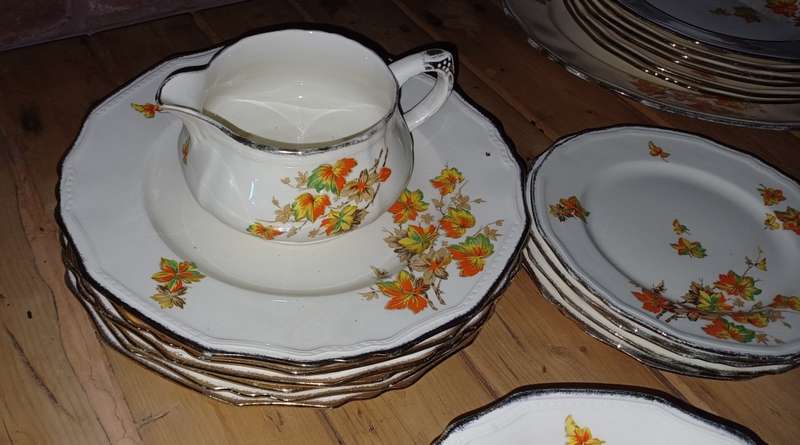 ALFRED MEAKIN DINNER SET