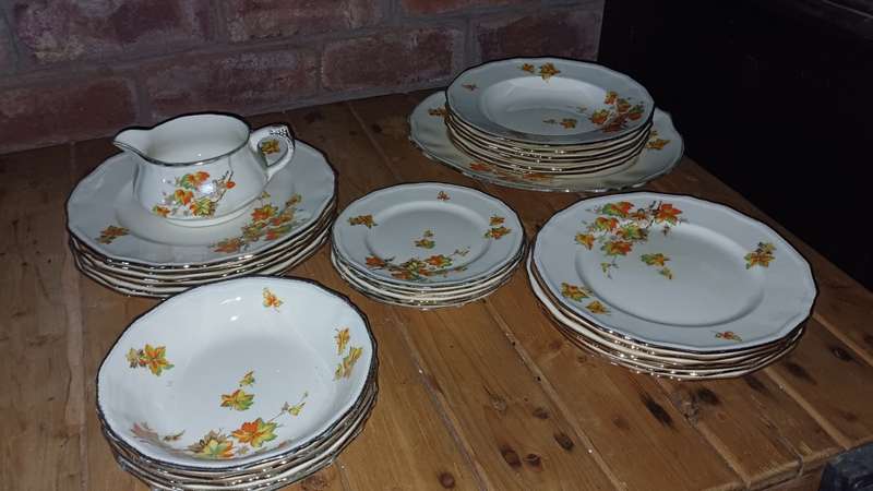ALFRED MEAKIN DINNER SET