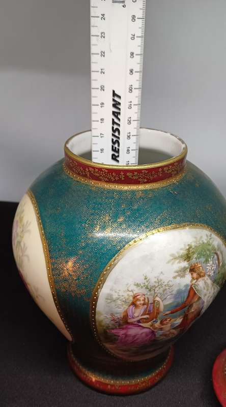 Stunning porcelain piece