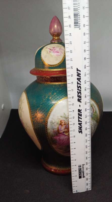 Stunning porcelain piece