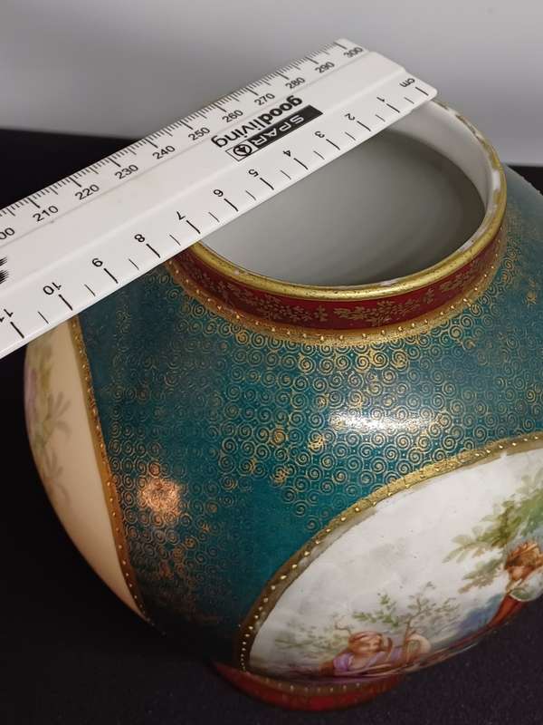Stunning porcelain piece