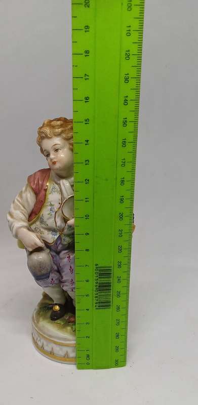FIGURINE