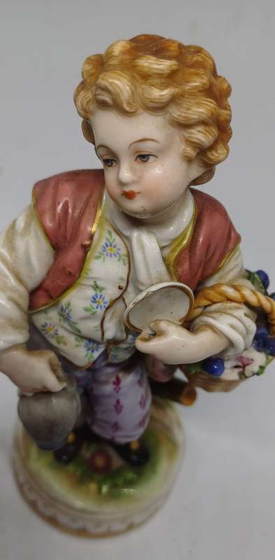 FIGURINE