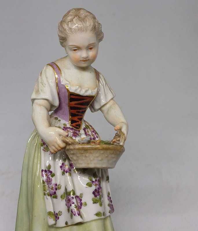 PORCELAIN MEISSEN FIGURINE