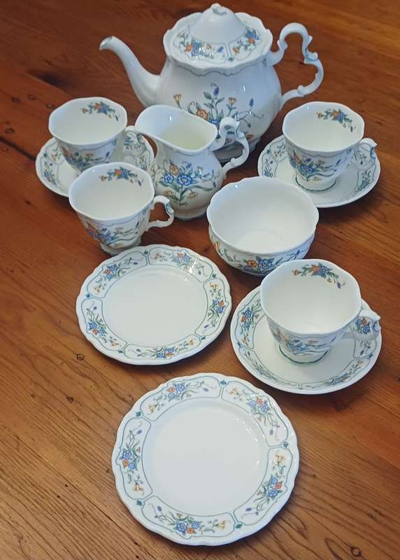 ROYAL ALBERT 1991 HAMLYN- FEW PIECES