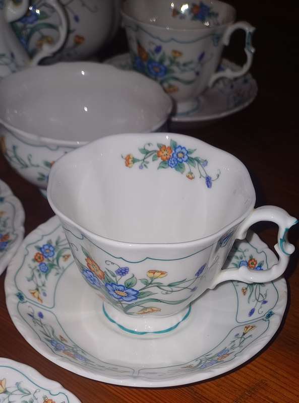 ROYAL ALBERT 1991 HAMLYN- FEW PIECES