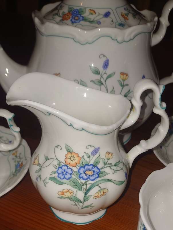 ROYAL ALBERT 1991 HAMLYN- FEW PIECES
