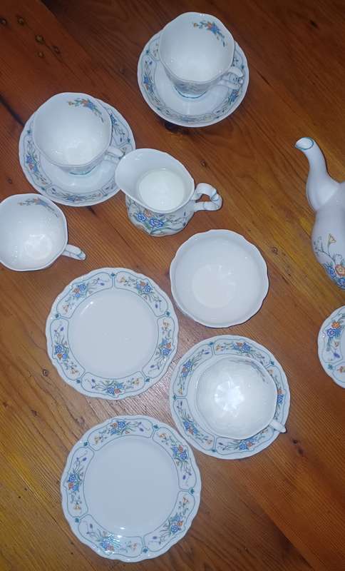 ROYAL ALBERT 1991 HAMLYN- FEW PIECES