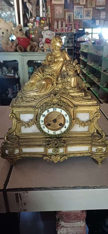 BEAUTIFUL SOLID ANTIQUE CLOCK