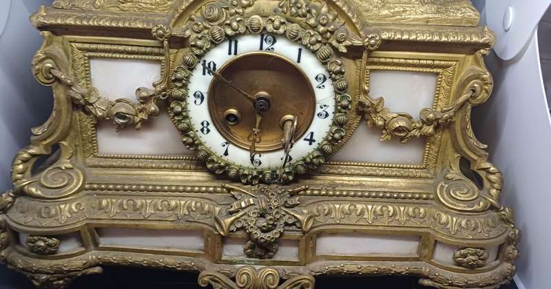 BEAUTIFUL SOLID ANTIQUE CLOCK