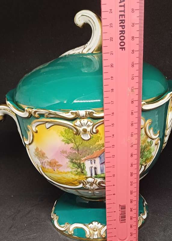 Stunning porcelain piece
