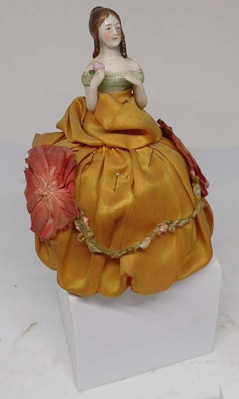 Halfdoll pin holder