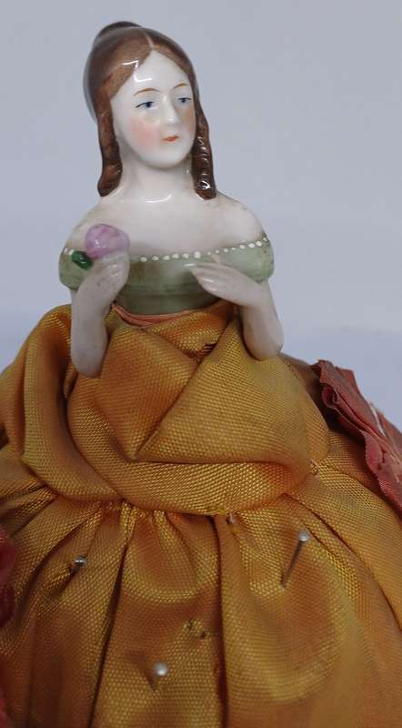 Halfdoll pin holder