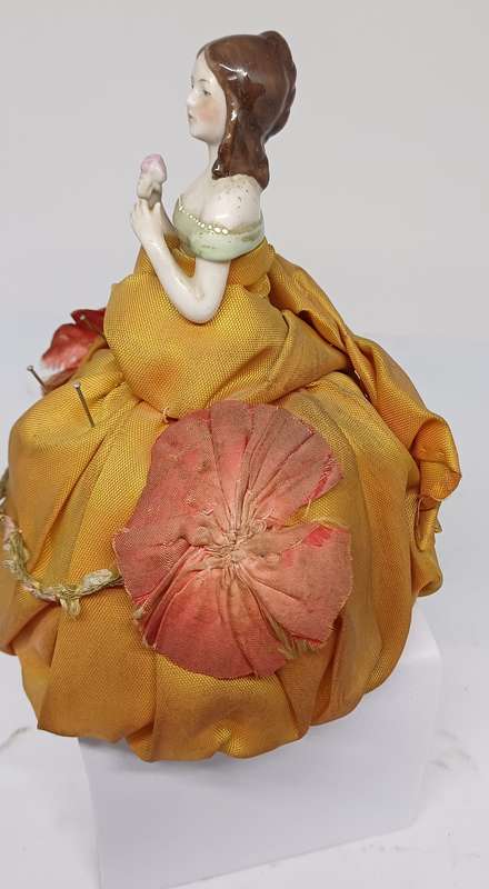 Halfdoll pin holder