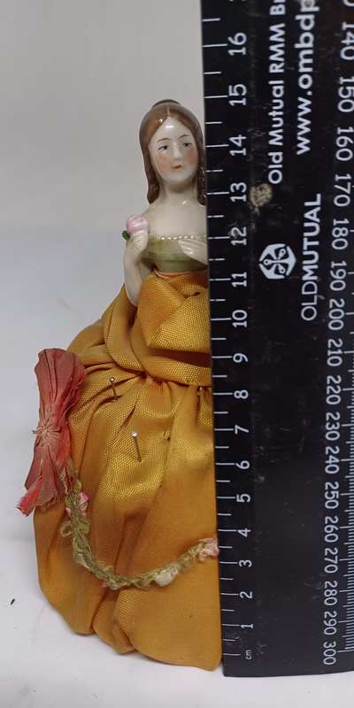 Halfdoll pin holder