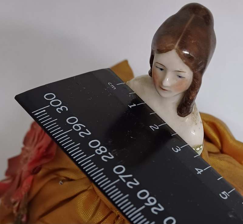 Halfdoll pin holder