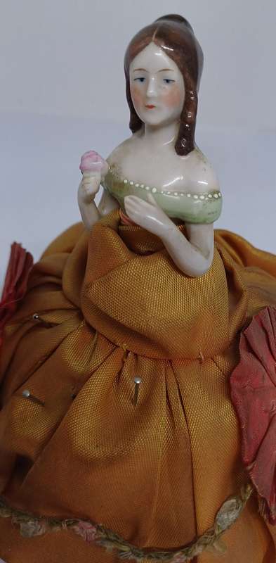 Halfdoll pin holder