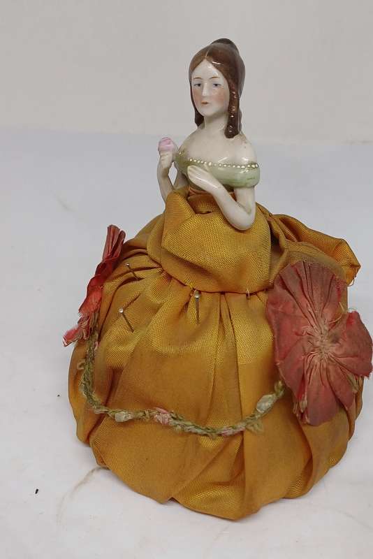 Halfdoll pin holder