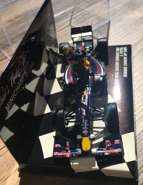 Minichamps Red Bull Winner Vettel 2009
