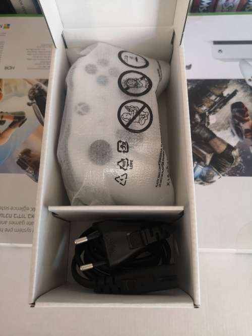 1TB Xbox One S // Fifa 19 // Manufacturers Warranty
