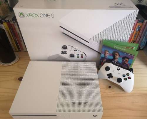 1TB Xbox One S // Fifa 19 // Manufacturers Warranty