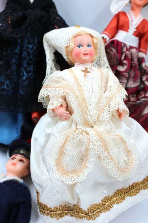 Collection of 7 Vintage Dolls