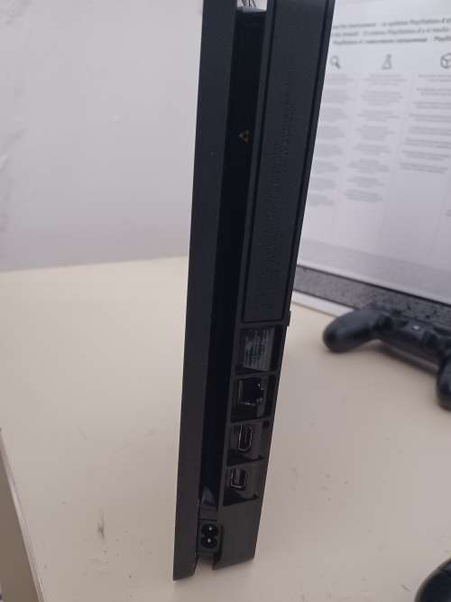 Sony PS4 SLIM 1.5TB 2 Controllers 3 games + 1 free controller
