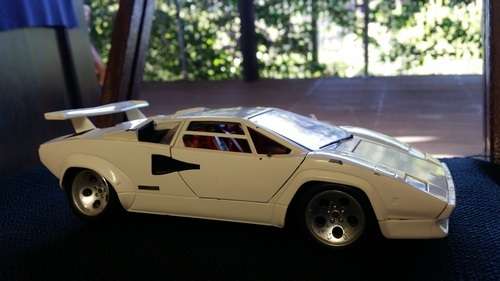Lamborghini Countach 1988 - Burago Diecast 1:18 Scale - Made in Italy