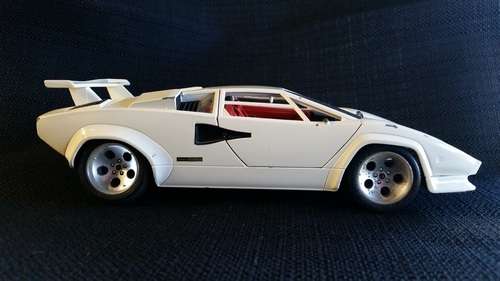 Lamborghini Countach 1988 - Burago Diecast 1:18 Scale - Made in Italy