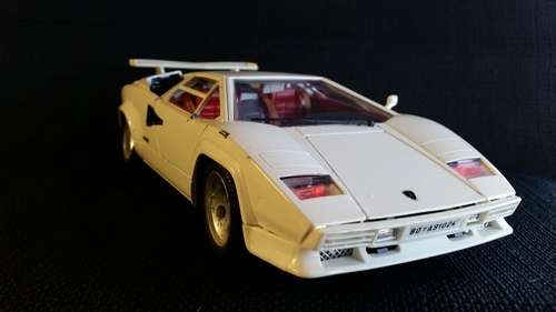 Lamborghini Countach 1988 - Burago Diecast 1:18 Scale - Made in Italy