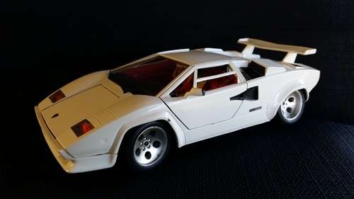 Lamborghini Countach 1988 - Burago Diecast 1:18 Scale - Made in Italy