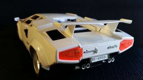Lamborghini Countach 1988 - Burago Diecast 1:18 Scale - Made in Italy