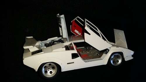 Lamborghini Countach 1988 - Burago Diecast 1:18 Scale - Made in Italy