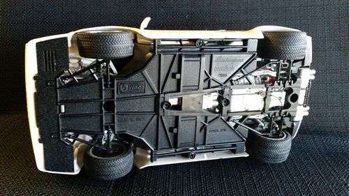 Lamborghini Countach 1988 - Burago Diecast 1:18 Scale - Made in Italy