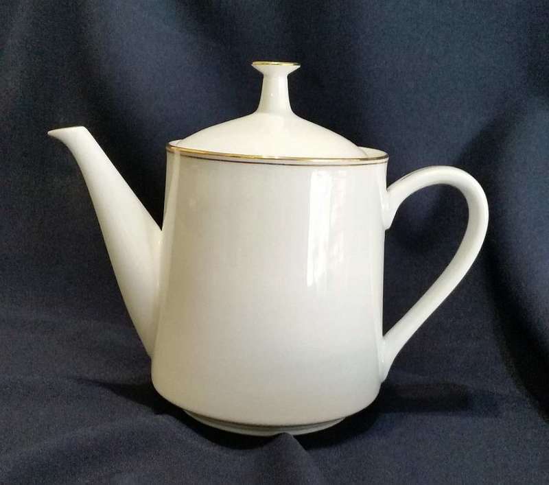 Noritake Japan - Royal Crockery Tea Set - Sri Lanka Pattern - 17 Piece, Beautiful Condition