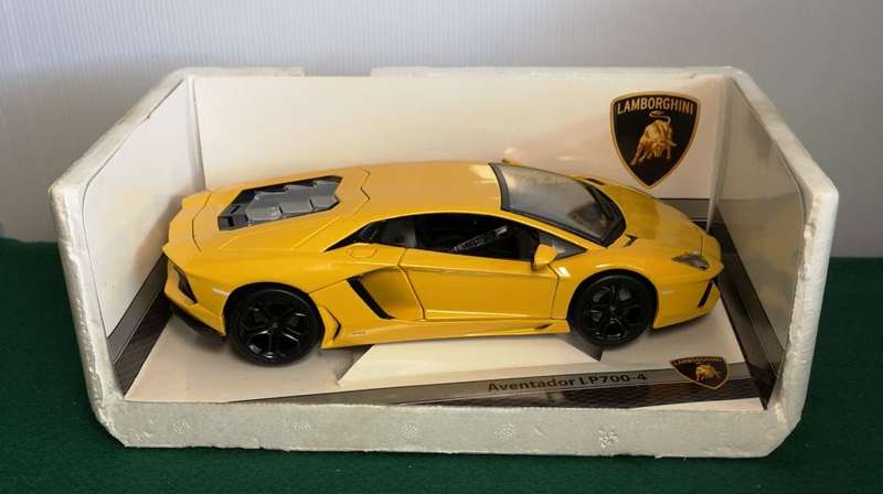 Bburago Diecast Model - Lamborghini Aventador LP700-4 (1:18)