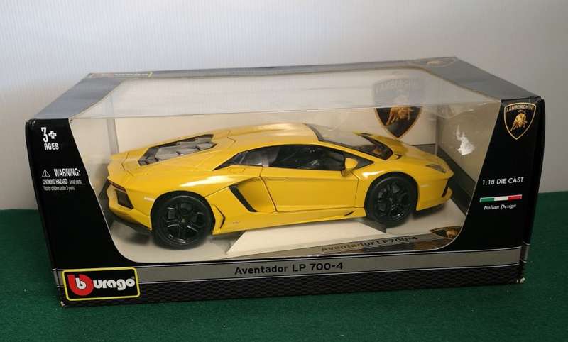 Bburago Diecast Model - Lamborghini Aventador LP700-4 (1:18)